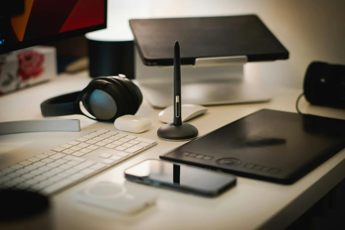 Cowork: cómo Claude Cowork automatiza tu ordenador y elimina... — A sleek home office setup with digital tools including a tablet, keyboard, and h