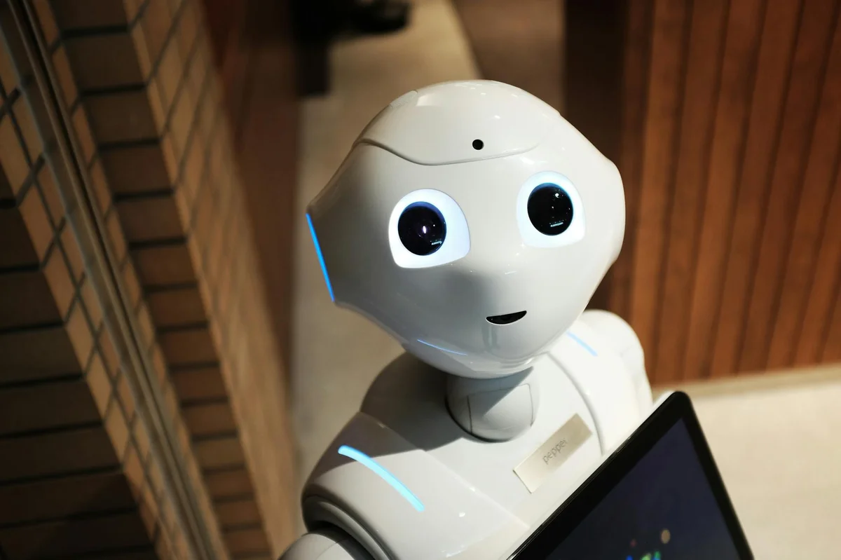 Preguntas estrategia decisiones IA: el arte de descomponer l... — A futuristic humanoid robot in an indoor Tokyo setting, showcasing modern techno