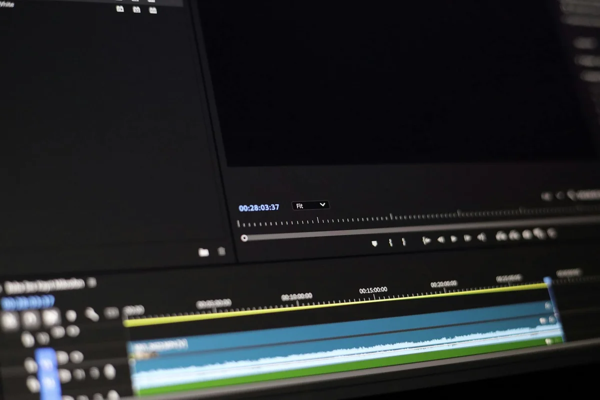TikTok 2026: Mucho mas que una app de videos cortos — Close-up of a video editing software interface showing timeline and controls.