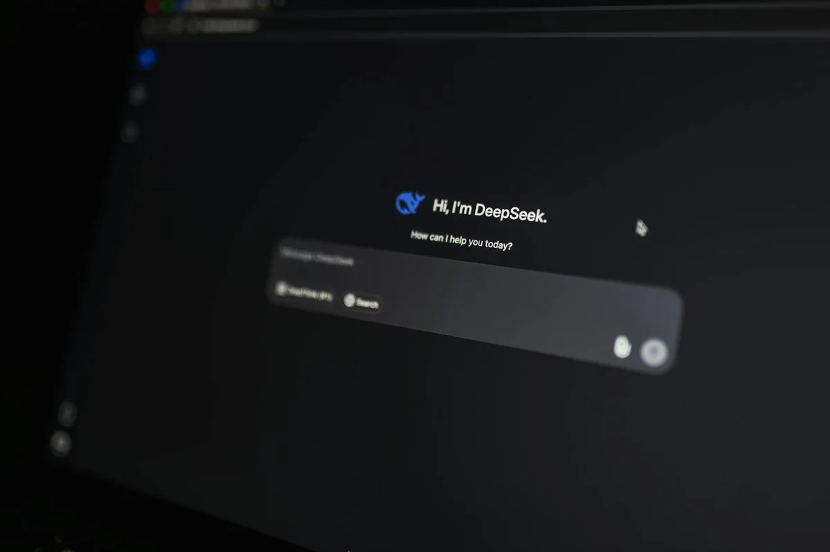 Cómo usar Claude para analizar documentos: de resúmenes inút... — Close-up of an AI-driven chat interface on a computer screen, showcasing modern