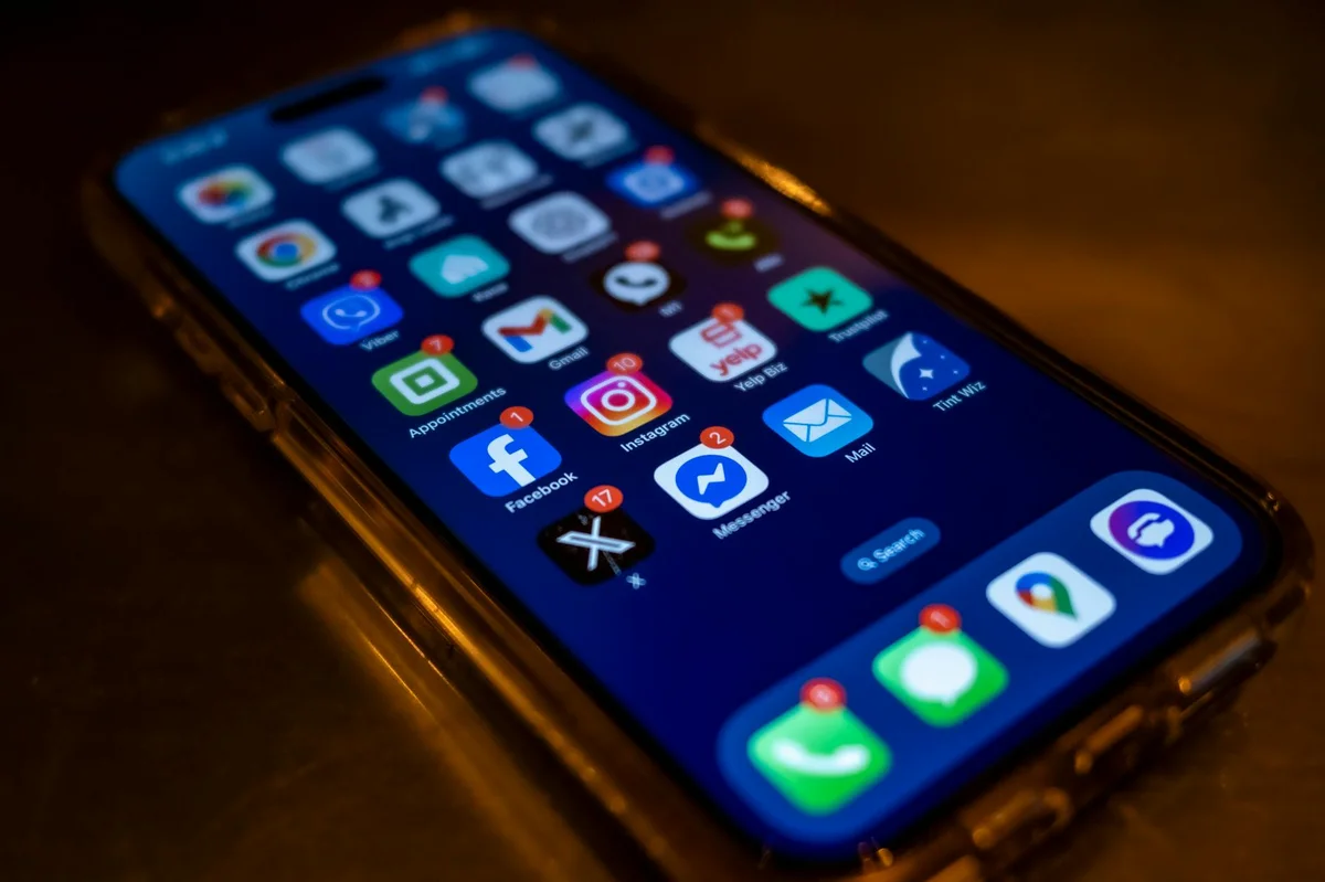 Las tendencias de TikTok que dominan en 2026 — Smartphone screen displaying social media app notifications in a dimly lit setti