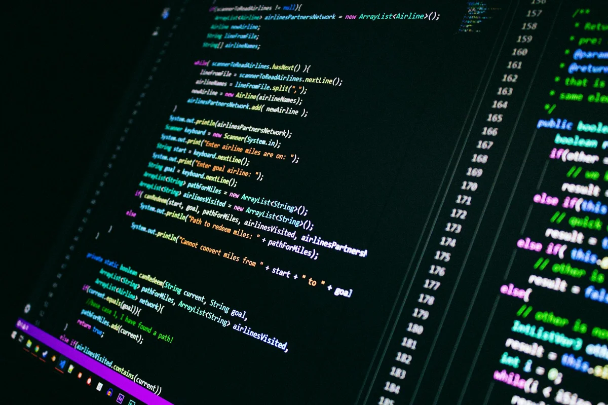 Iterar con Claude: cómo darle feedback que mejora resultados... — Close-up of colorful programming code on a computer screen, showcasing digital t