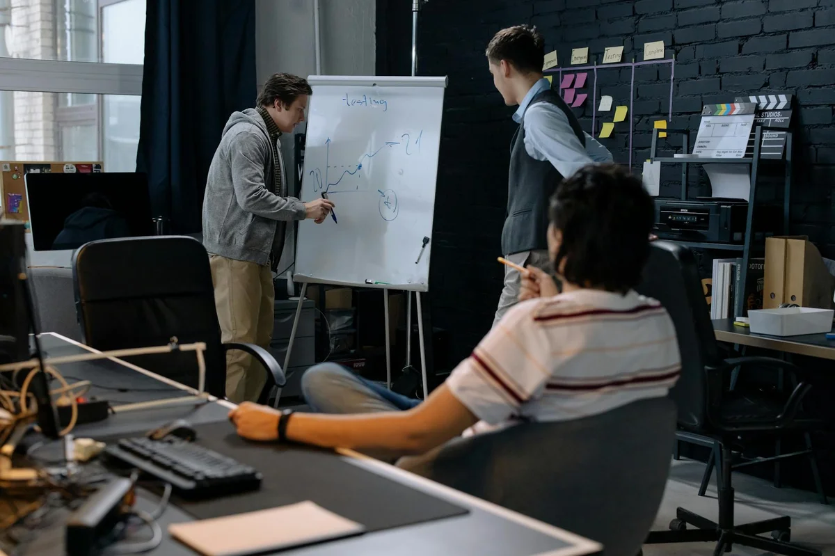 Ventana de contexto Claude: por qué tu IA olvida lo que le d... — Business team in a modern office brainstorming ideas on a whiteboard. Engaged di