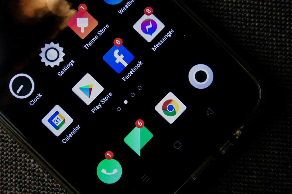 Por que no puedes concentrarte (y como solucionarlo sin deja... — Close-up of a smartphone screen displaying various social media and app icons.