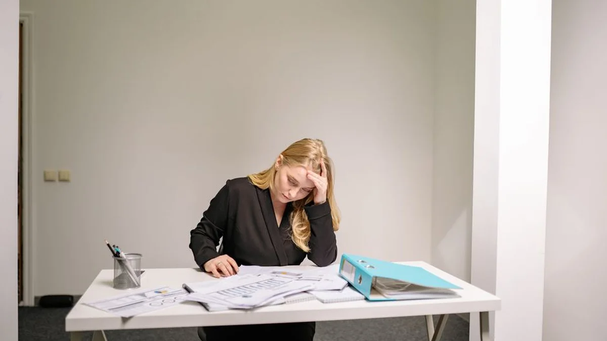 Ansiedad laboral: señales físicas y mentales que no debes ignorar - Ansiedad Laboral en Adultos