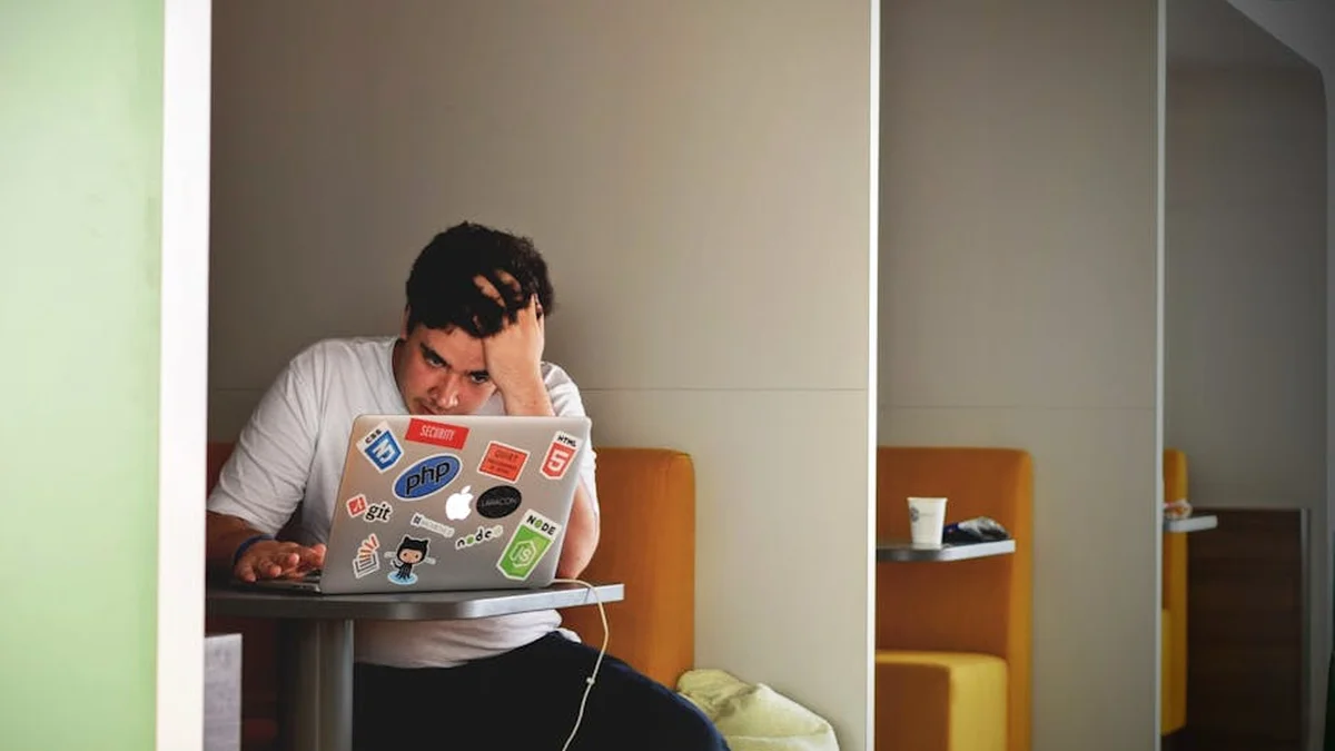 Ataques de pánico en el trabajo: qué son y cómo actuar - Ansiedad Laboral en Adultos